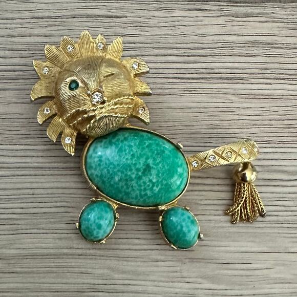 Vintage Winking Lion Peking Art Glass Gold Tone Figural Brooch - Picture 1 of 5